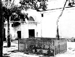 Внутренний дворик армянской церкви на территории русской миссии в Тегеране с братской могилой сотрудников посольства, погибших вместе с Грибоедовым 30 января 1829 г. 
